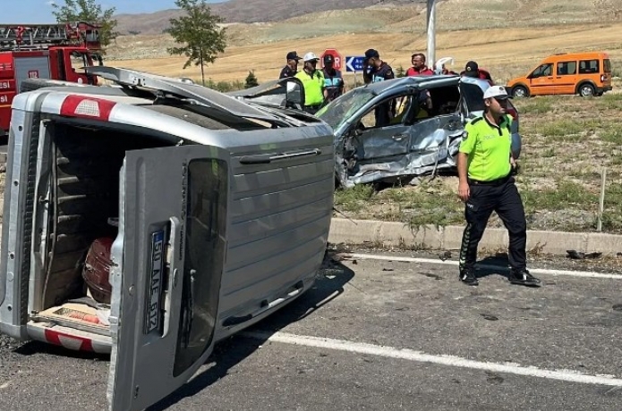 Kayseri-Nevehir yolunda kaza: 1 l, 4 yaral